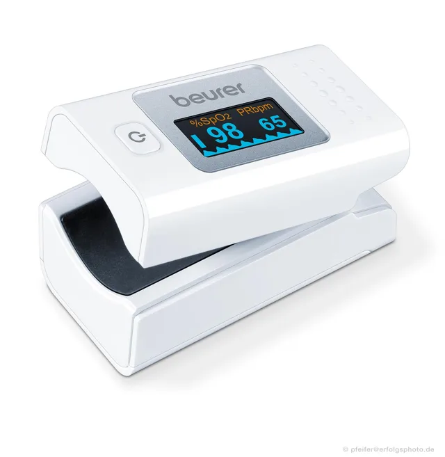 Die geöffnete Fingerklemme und das beleuchtete Display zeigen das Pulsoximeter im Detail.