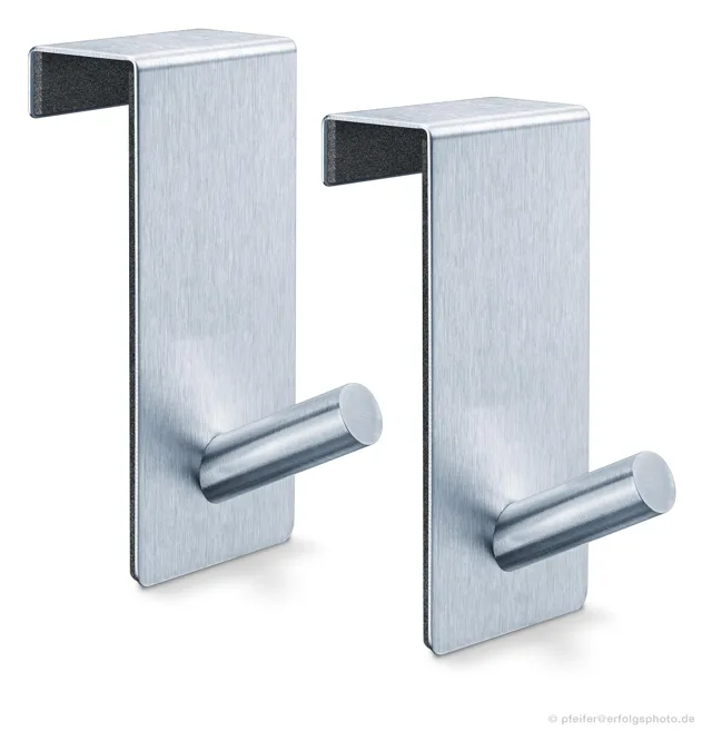 Die beiden Metallhaken zeigen ihre gebürsteten Flächen und rechtwinkligen Biegungen.