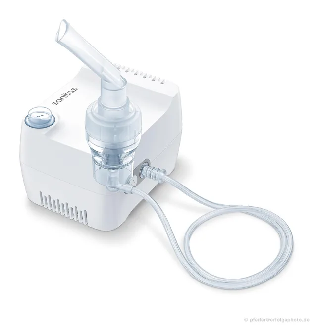 Die helle Gesamtansicht zeigt den Inhalator mit aufgesetztem Vernebler und Zubehör.